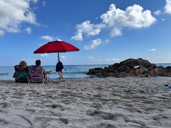 Solstolar och strandhanddukar