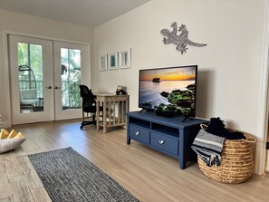 Interior - Cozy 2-bedroom condo in delightful Deerfield Beach. Seconds from the beach! (Deerfield Beach)
