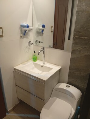 Secadora de cabello, bidet, toallas, jabón 