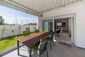 Outdoor dining - Sunset Family Retreat (Zadar)