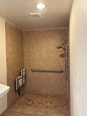Shower, towels, soap, shampoo - Border Motel (Calexico)