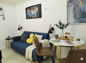 Apartamento, vistas a la ciudad | Zona de estar | Una Smart TV