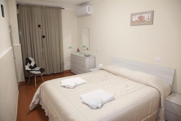 1 bedroom, travel cot, free WiFi, bed sheets
