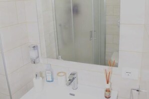 Shower, hair dryer, bidet, towels