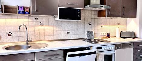 Refrigerador, microondas, horno y parrilla de estufa