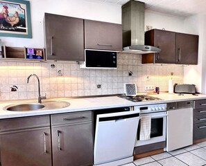 Fridge, microwave, oven, stovetop - Apartment GoodTimes, ground floor, 2 x 50" TV, Netflix, south-facing terrace w. Access to the parking lot (Aarbergen)