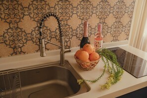 Triple Room (non-Korean nationals only) | Cocina privada | Refrigerador, microondas, parrilla de estufa y utensilios de cocina 