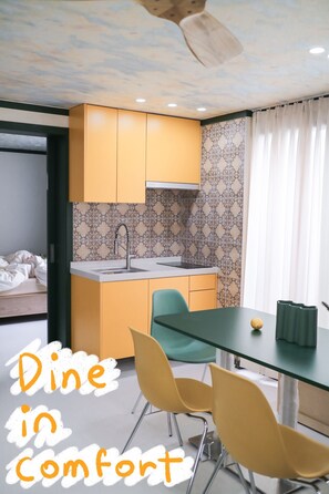 Triple Room (non-Korean nationals only) | 전용 주방 | 냉장고, 전자레인지, 쿡탑, 조리 도구/접시/주방 기구