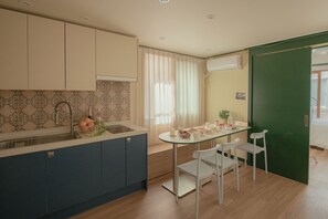 Triple Room (non-Korean nationals only) | Private kitchen | Fridge, microwave, stovetop, cookware/dishes/utensils - Green House (Seoul)