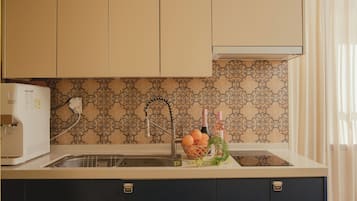 Triple Room (non-Korean nationals only) | 私人廚房 | 雪櫃、微波爐、爐具、廚房用具/餐具/器皿