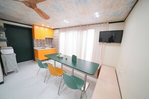 Driepersoonskamer | Woonruimte | Flatscreentelevisie