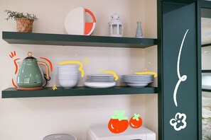 Triple Room (non-Korean nationals only) | Cocina privada | Refrigerador, microondas, parrilla de estufa y utensilios de cocina 