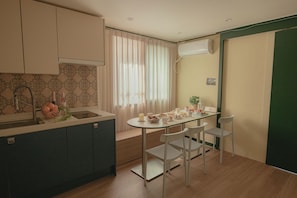 Triple Room (non-Korean nationals only) | Cuisine privée | Réfrigérateur, micro-ondes, plaque de cuisson