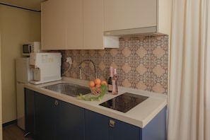 Triple Room (non-Korean nationals only) | Cuisine privée | Réfrigérateur, micro-ondes, plaque de cuisson