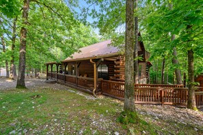 Exterior - Corner Lot Cabin • Hot Tub, Hammock & Firelight (Broken Bow)