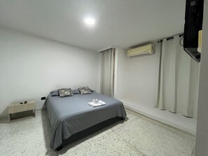 3 chambres, fer et planche à repasser, Wi-Fi, draps fournis