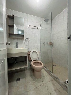 Douche, serviettes fournies, savon, papier toilette