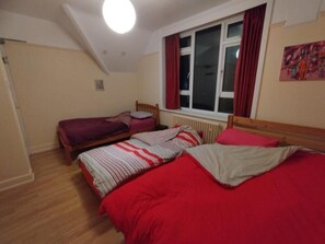 Chambre Quadruple Économique, vue jardin | Wi-Fi gratuit