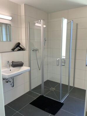 Dusch, hårtork, handdukar och toalettpapper