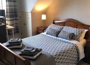 4 habitaciones, tabla de planchar con plancha y wifi gratis