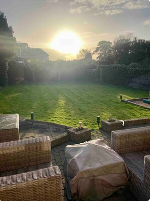 Property grounds - Bright sunny 4-bedroom house with WiFi in charming Dublin 4 near the beach/city (Dublin)