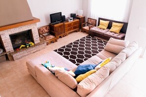 Smart TV, fireplace, stereo