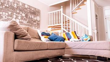 Een smart-tv, een open haard en een stereo