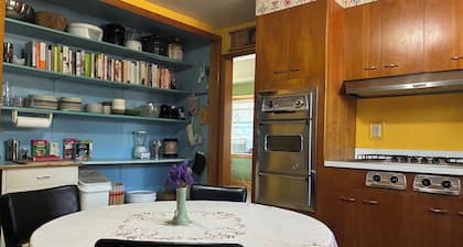 Quiet Indiana Dunes retreat near hiking and beach