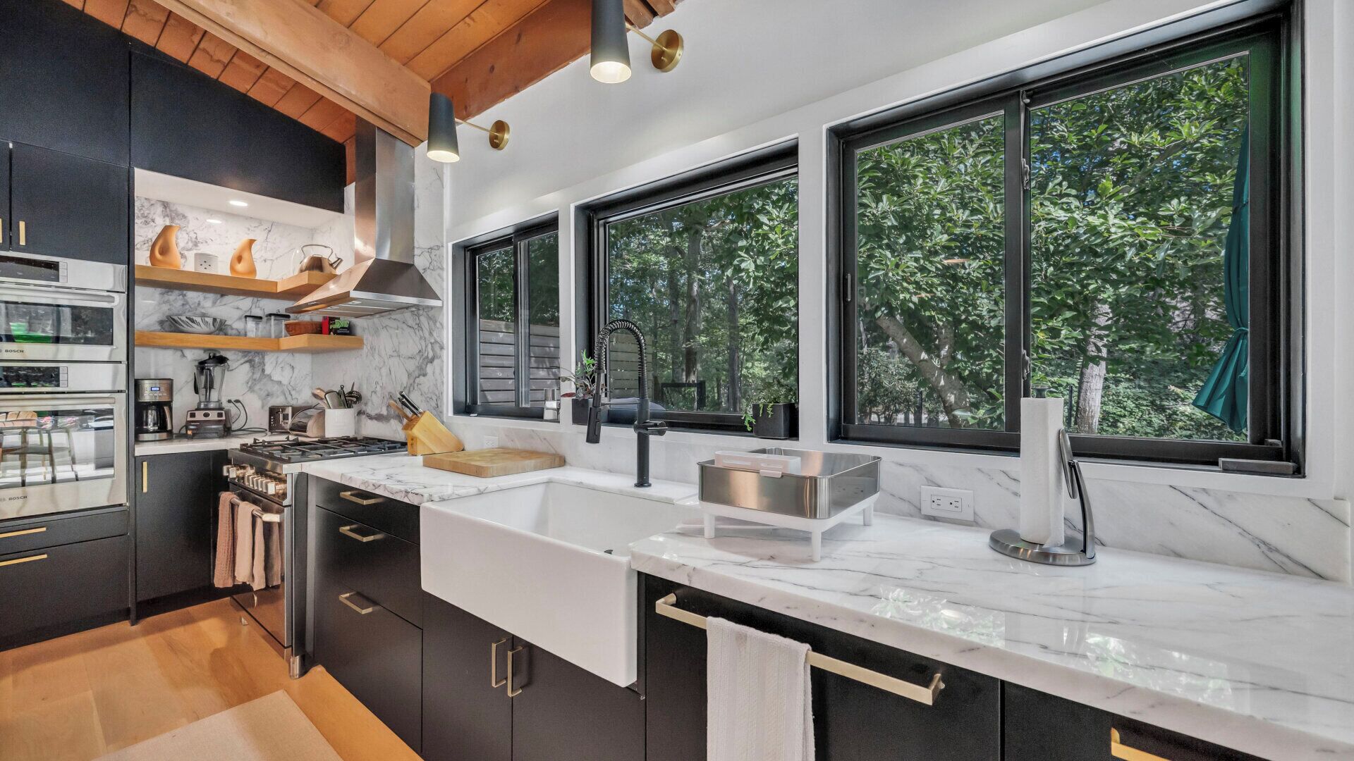 Een microgolfoven, een oven, een kookplaat