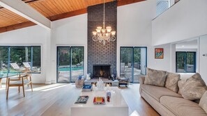 Smart TV, fireplace