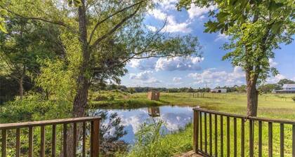 Charming 3-bedroom country cottage on a
Small pond