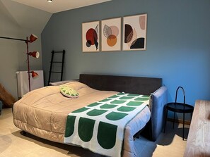 4 bedrooms, iron/ironing board, free WiFi, bed sheets