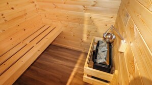 Un sauna con paredes y bancos de madera.