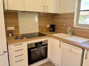 Refrigerador, microondas, horno, placa de cocina