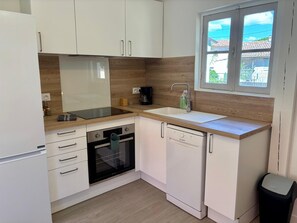 Kjøleskap, mikrobølgeovn, ovn og kokeplater