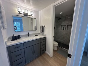 Dusche, Haartrockner, Handtücher, Seife