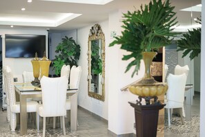 Restaurant - RECOVERY HOUSE BY ZENYA HOST (Cali)