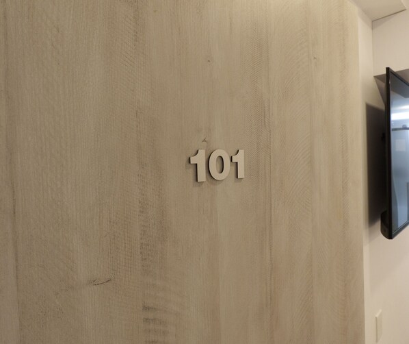 Pared con el número '101' indicando un número de habitación.