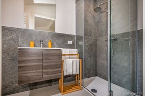 Dusche, Haartrockner, Bidet, Handtücher