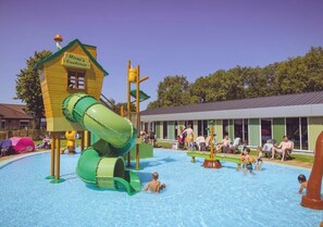 A water park with a green slide and a building labeled "Homi's Treehouse". - Camping Marvilla Parks Kaatsheuvel (Kaatsheuvel)