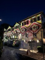 Fachada de la propiedad por la tarde o noche