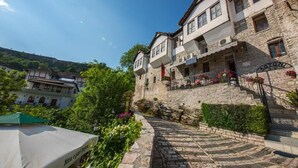 A stone building with a sign reading "HOTEL" and a staircase leading to the entrance. - Bed and Breakfast Kotoni (Gjirokastër)