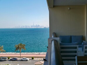 Room - Ambient Renovated 1BR On The Beach at 5 Resort (Dubai)