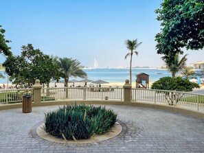 Apartment - Bright 2BR Apartment With Garden View - Palm Jumeirah (Dubai)