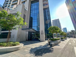 Apartment | 3 bedrooms - Unique Burj Khalifa View 3BR Condo On Top Floor (Dubai)