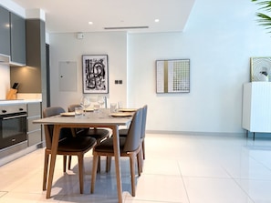 1 bedroom, Internet - Vibrant 1BR Apartment With Marina Ocean View (Dubai)