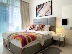 1 bedroom, Internet - Vibrant 1BR Apartment With Marina Ocean View (Dubai)