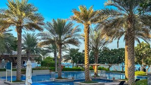 Apartment - Upgraded 2BR Apartment at the Beach - Shoreline 1 (Dubai)