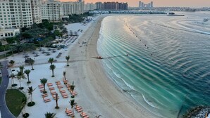 Apartment - Upgraded 2BR Apartment at the Beach - Shoreline 1 (Dubai)