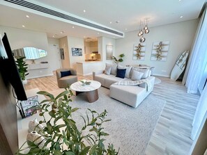 Apartment - Renoveted Marina View Apartment in Oceana (Dubai)